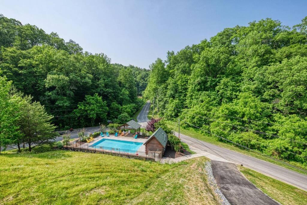 Adventure Retreat/Cabin/Pool+Hot Tub/Game Room+Theater Sevierville Exterior photo