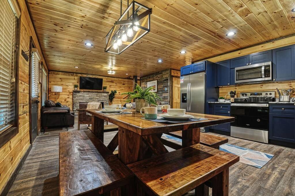 Adventure Retreat/Cabin/Pool+Hot Tub/Game Room+Theater Sevierville Exterior photo